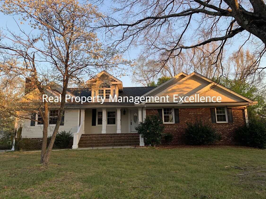 Primary Photo - Impressive Residence, 4 Bed, 3.5 Bath w/2 ...