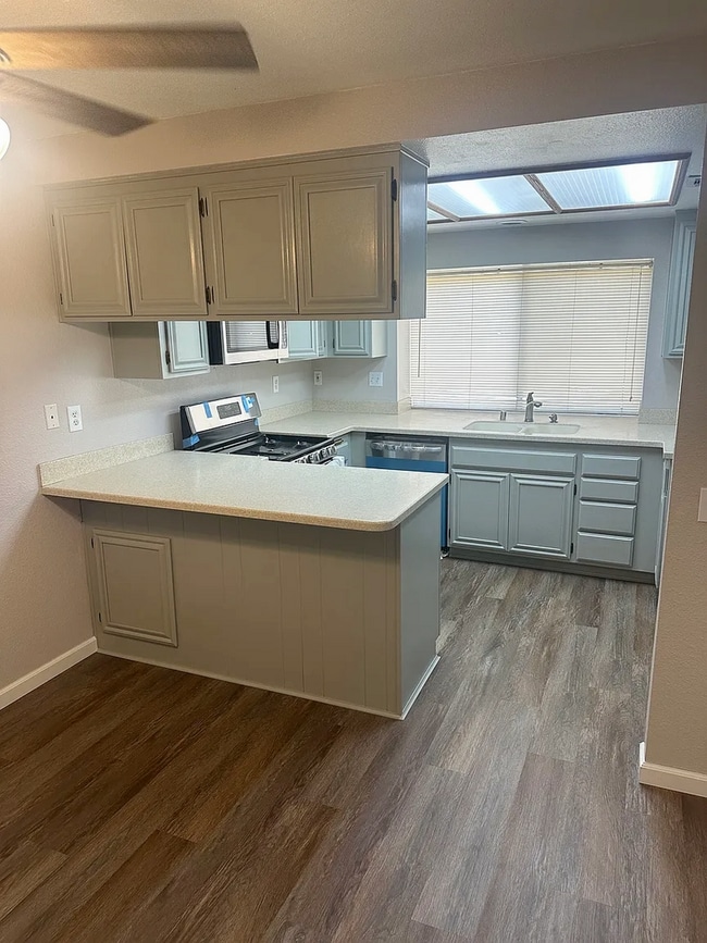 Building Photo - Beautiful Condo