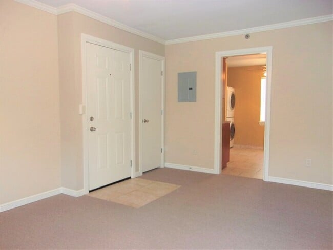 Building Photo - Tara Condos 2 Bed 1 Bath Apt NW 63rd & May...