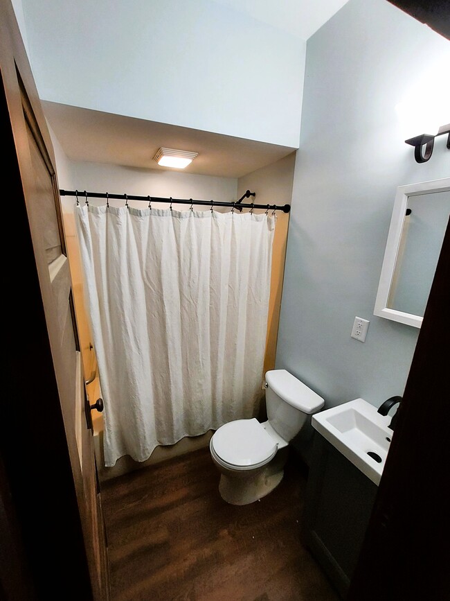 Bathroom - 205 Cable St
