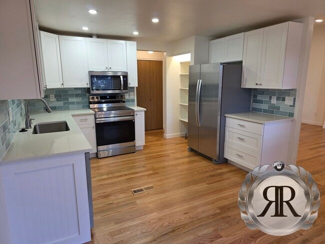 Building Photo - 2 Bedroom, 1 1/2 Bath, Updated!