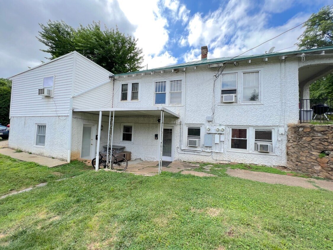 105 Shamrock Rd Unit B, Charlottesville, VA 22903 Room for Rent in