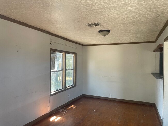 Building Photo - 611 Elesa St