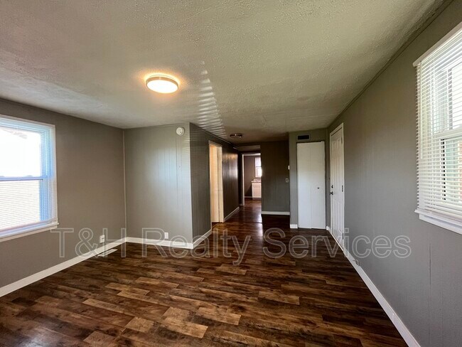 Building Photo - 1604 E Epler Ave