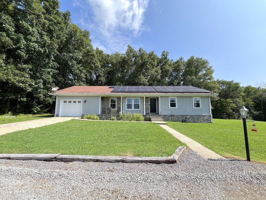 Foto principal - ONE-OF-A-KIND RENTAL ON 16 ACRES | UPDATED...