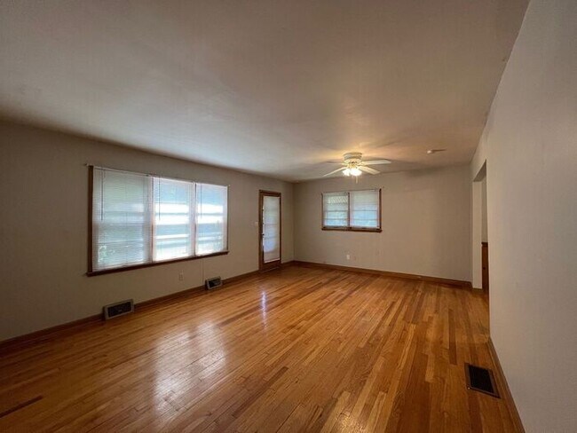 Building Photo - Cozy 3 Bedroom, 2 Bathroom Home in Kansas ...