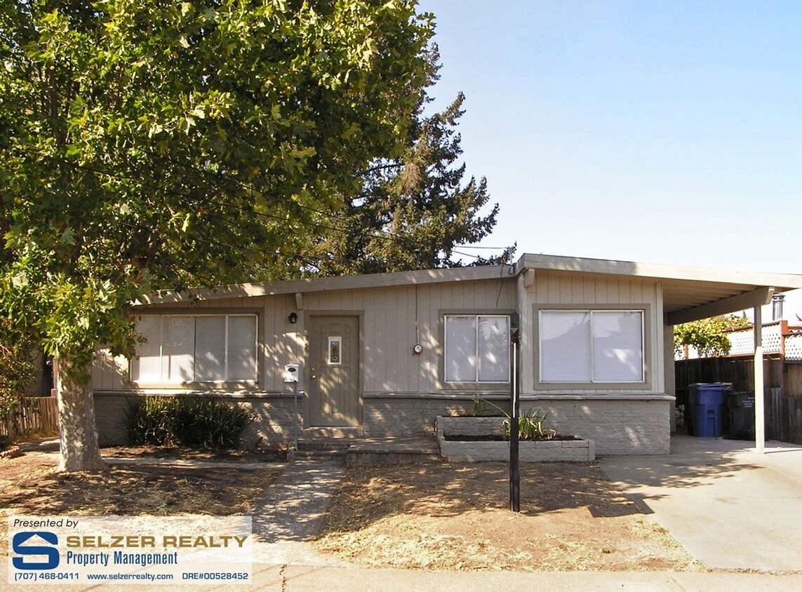 Primary Photo - Surprisingly roomy 4 bd. house; convenient...