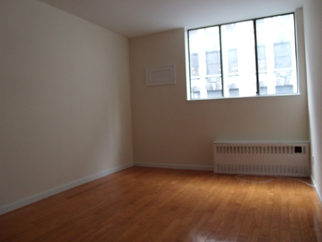 Building Photo - 7 E 37th St