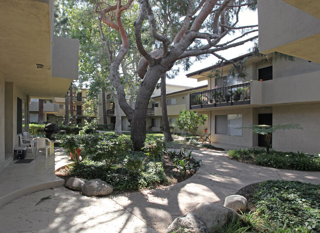 Courtyard - Garnet Victoria Apartments