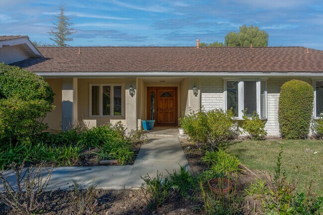 Foto del edificio - Serene Single-Level Living in Mission Hills Ranch
