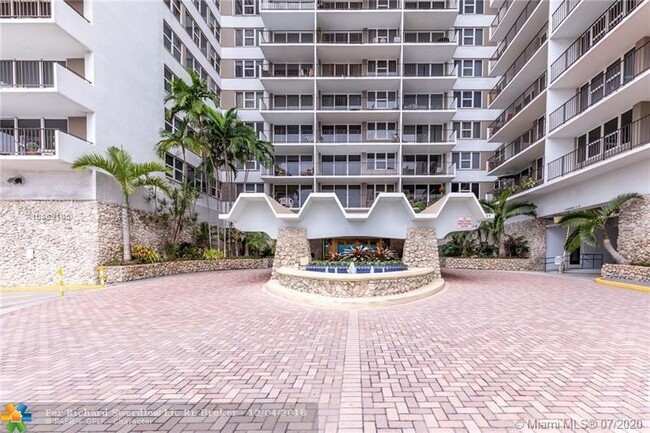 Building Photo - 2030 S Ocean Dr