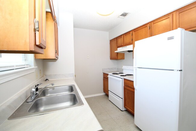 Building Photo - Pet friendly 3 bedroom 2 bathroom patio ho...