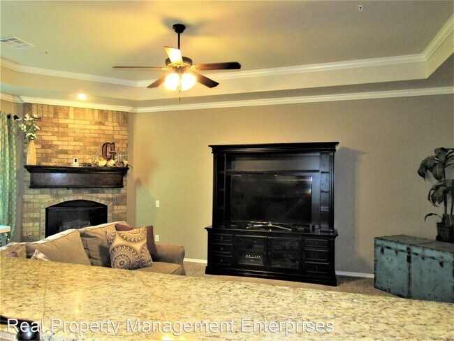 Building Photo - 4 br, 2.5 bath House - 15209 SE 58th St