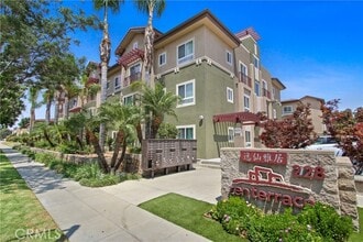 Building Photo - 228 S Olive Ave