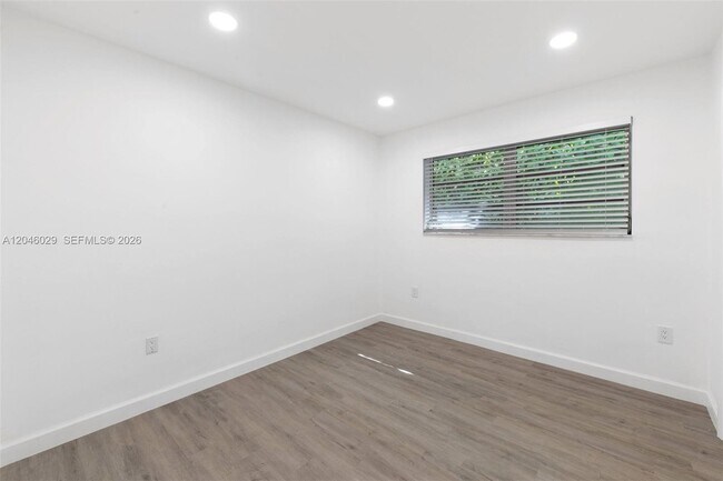 Foto del edificio - 945 NE 176th St