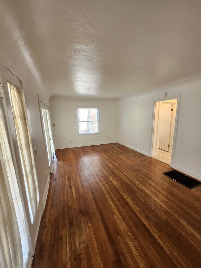 Building Photo - Charming Colonial-Style 2-Bedroom Home in ...