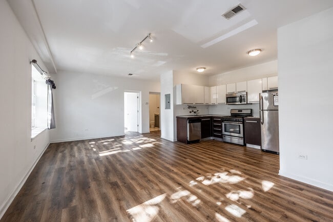 Building Photo - 1542 W Glenlake Ave