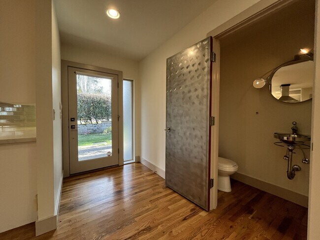 Building Photo - Contemporary SW Portland Home with Garage, A/C, and Prime Location Steps from OHSU and Willamette...