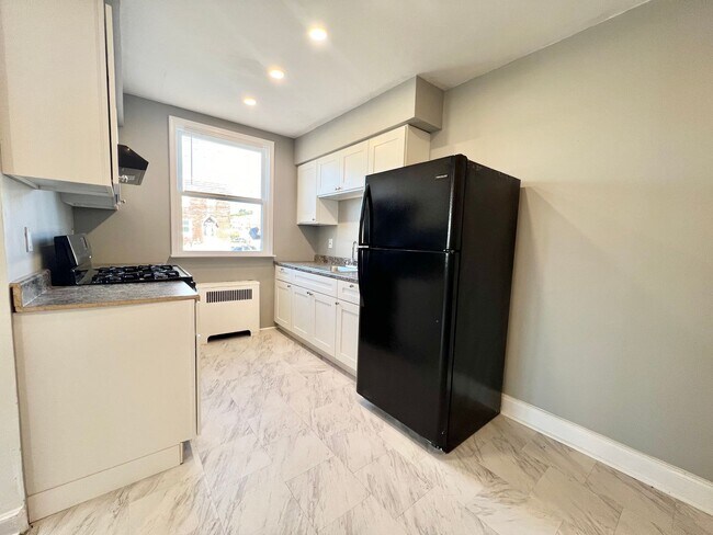 Building Photo - 2 Bedroom 1 Bath Apartment Available Now
