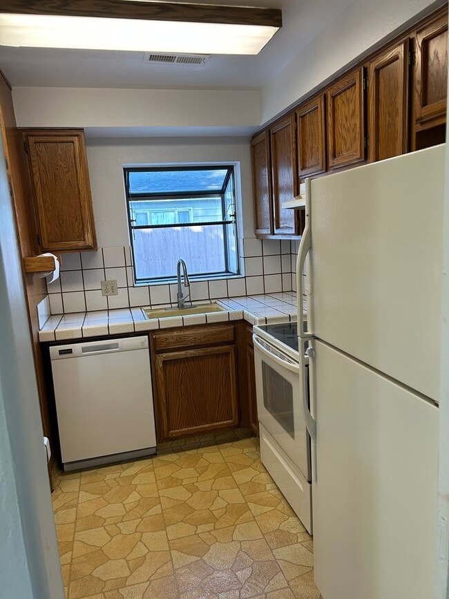 Foto del edificio - **READY FOR MOVE IN** Home in Midtown