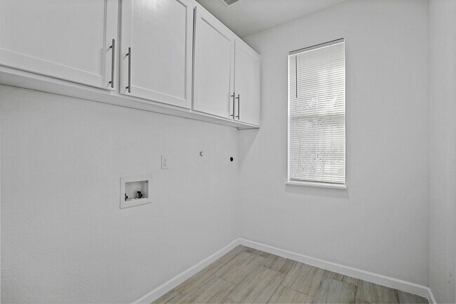 Building Photo - Gorgeous newly rennovated Frisco's Grayhaw...
