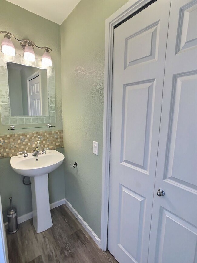 Building Photo - Spacious Multi-Level 1 Bedroom at Ryland Mews