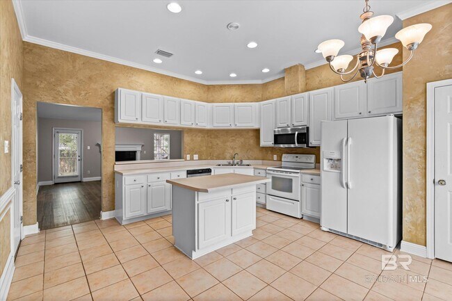 Building Photo - 10610 S Side Loop