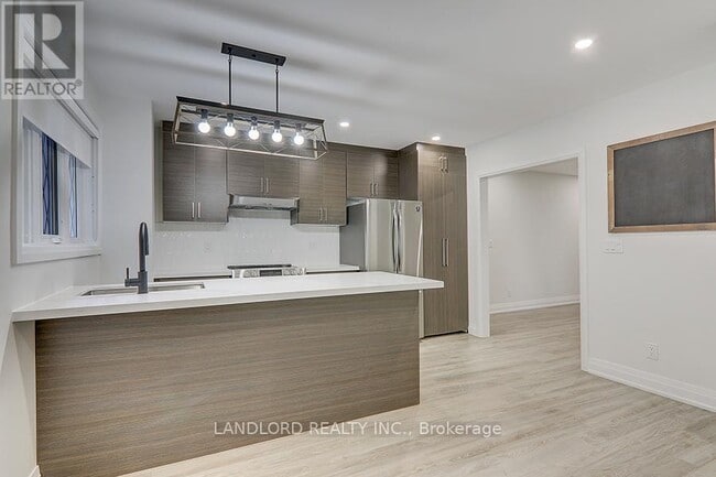 Building Photo - 2520 Bloor St W