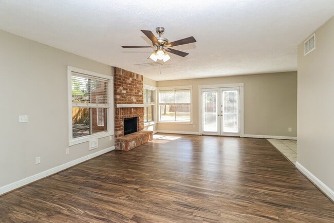 Foto del edificio - 7811 Goldengrove Dr