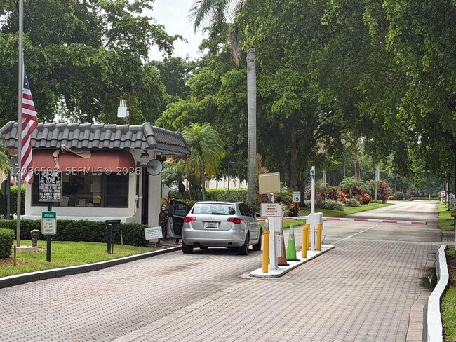 Foto del edificio - 400 S Hollybrook Dr