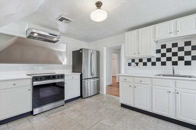 Building Photo - Renovated 2-Bed Carriage Home with Private...