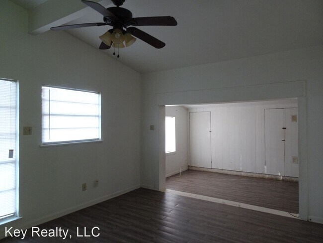 Building Photo - 3 br, 1 bath House - 2914 Sabine Dr.