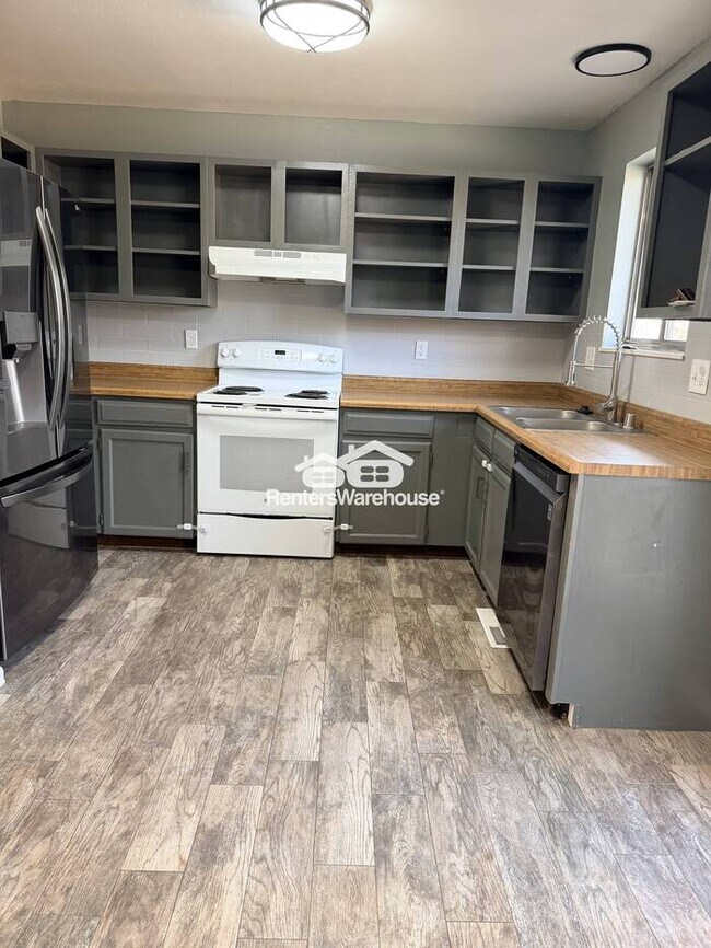 Building Photo - Three Bedrooms 1 Bath Ranch home in Colorado Springs available now!