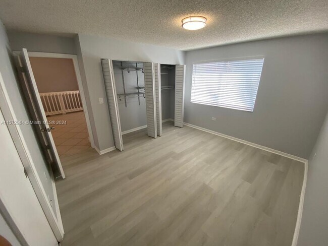 Foto del edificio - 8001 Lake Dr