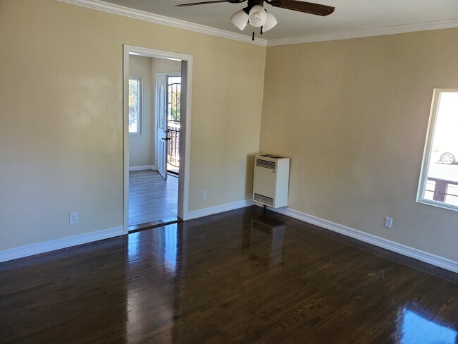 Entrando a la sala de estar por la puerta principal - 421 N Ditmar St