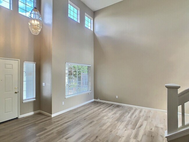 Building Photo - Spacious 4 Bedroom House on the Westside o...