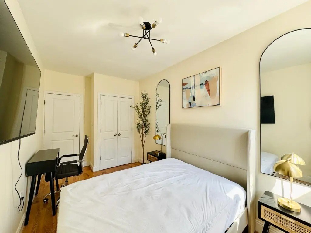 Foto del edificio - Furnished room/NOT APARTMENT