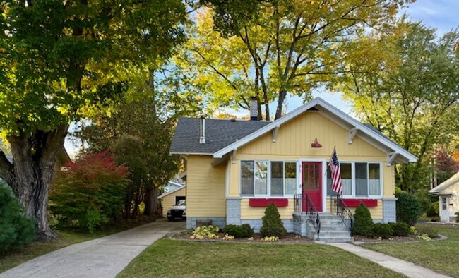 Foto del edificio - Fully-Furnished Retreat in the Heart of Su...