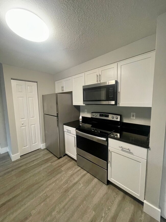 Building Photo - 1 Bedroom / 1 Bath Condo in Gated Community.