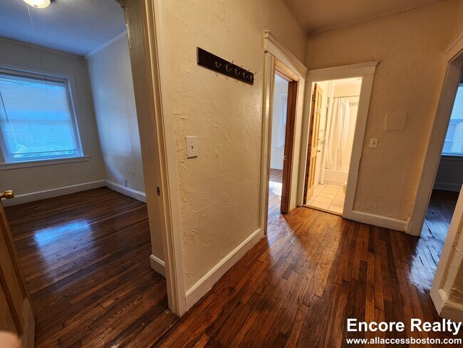 Building Photo - 248 Kelton St