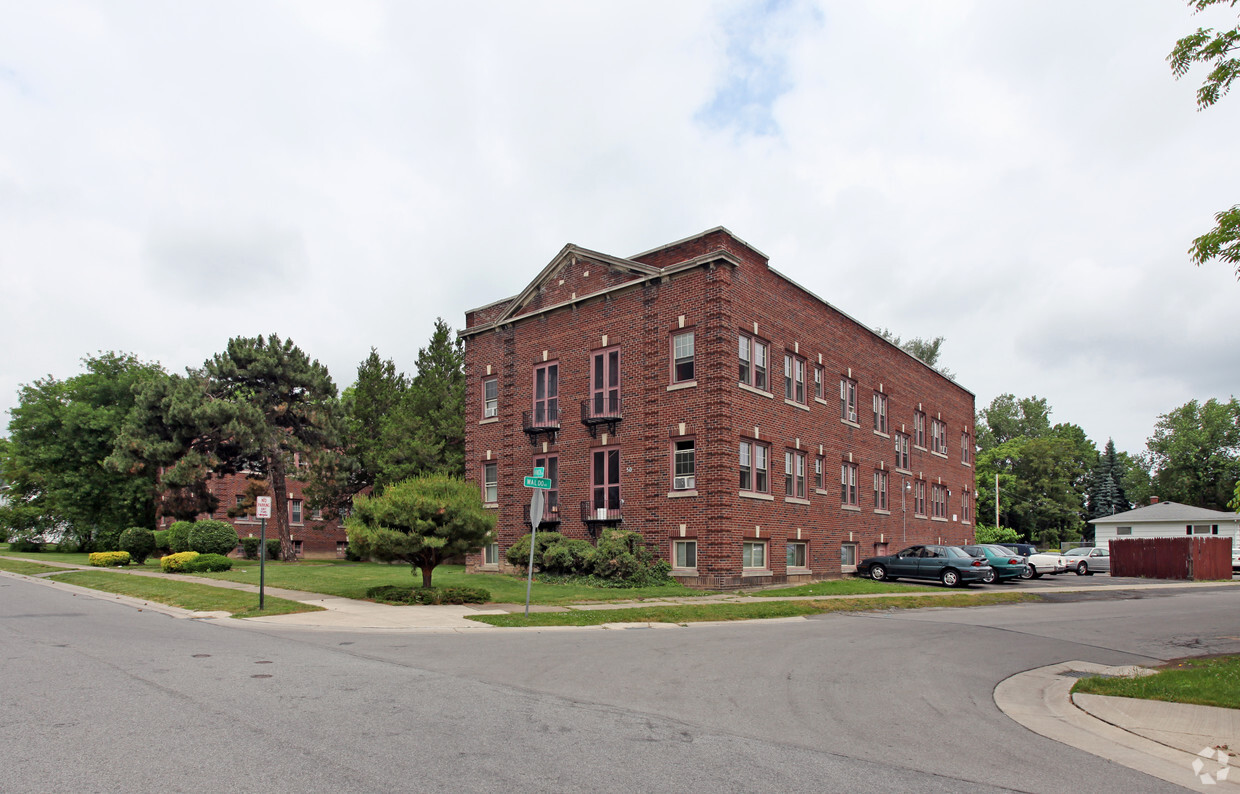 Primary Photo - Laurelton Apartments