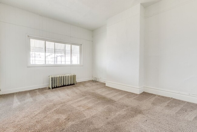 Building Photo - AVAILABLE July 2026 - Huge 5 Bedroom, 2 Bath Home in South Side Slopes w/ Garage Attached!