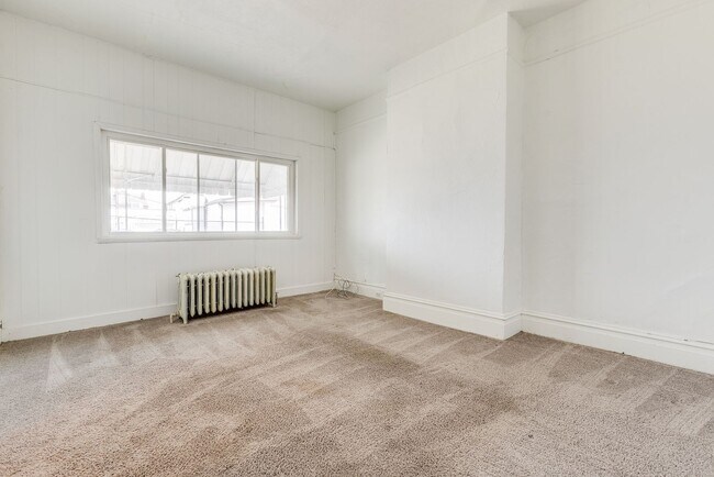 Foto del edificio - AVAILABLE July 2026 - Huge 5 Bedroom, 2 Bath Home in South Side Slopes w/ Garage Attached!