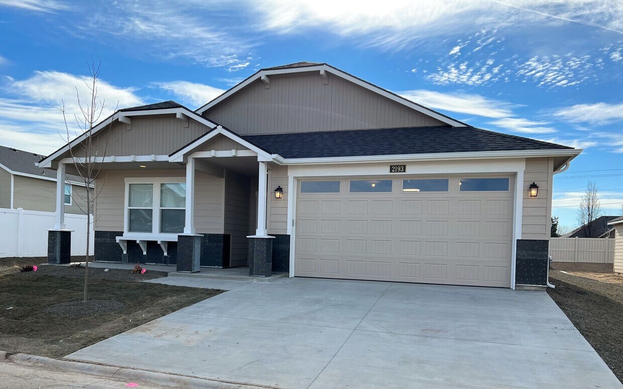 Foto principal - Beautiful, 3 bed 2 bath home close to lake...