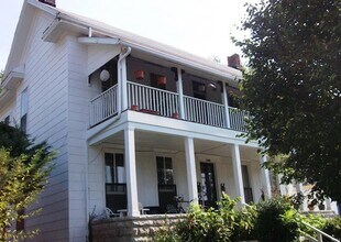 Building Photo - 726 W 6th St