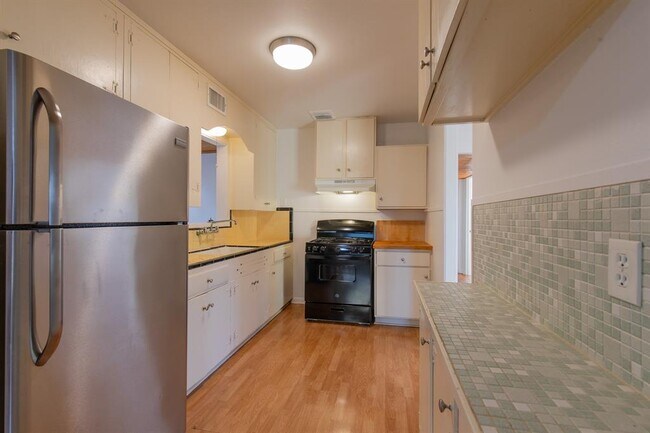 Foto del edificio - 5515 Roosevelt Ave