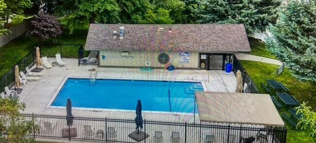 Foto del edificio - 4185 Falling Water Dr