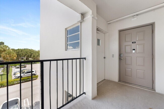 Building Photo - 3200 N Palm Aire Dr