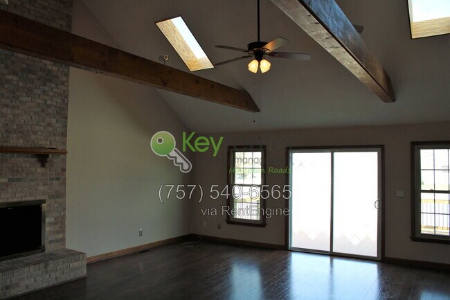 Foto del edificio - 1210 Plantation Lakes Cir