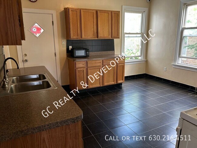 Foto del edificio - 10225 S Perry Ave